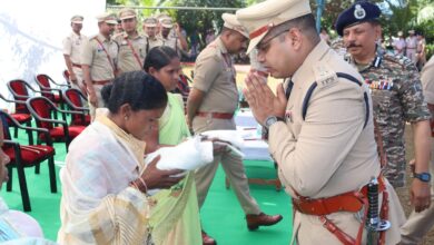 शहीद परिवारों को साल-श्रीफल भेंट कर किया गया सम्मान