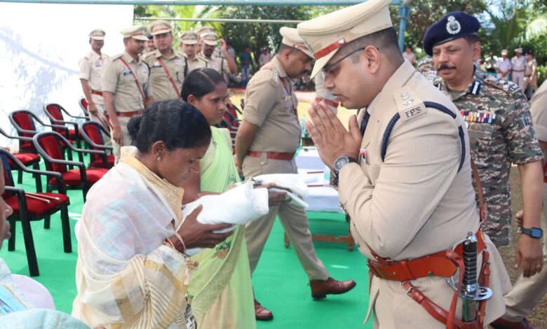 शहीद परिवारों को साल-श्रीफल भेंट कर किया गया सम्मान शहीद परिवारों को साल-श्रीफल भेंट कर किया गया सम्मान
