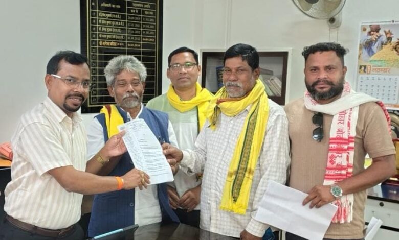 सर्व आदिवासी समाज का हल्ला बोल : भूमि सौदे, रेत माफिया और छात्रावासों की बदहाली पर सौंपा ज्ञापन सर्व आदिवासी समाज का हल्ला बोल : भूमि सौदे, रेत माफिया और छात्रावासों की बदहाली पर सौंपा ज्ञापन