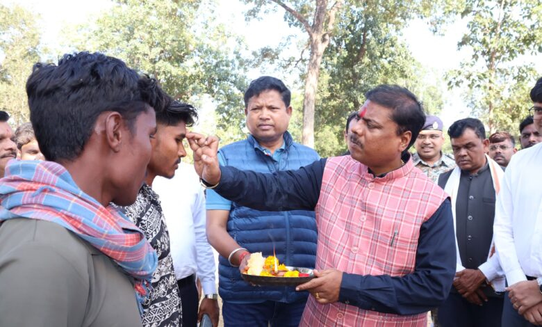 बीजापुर पहुंचे प्रभारी मंत्री केदार कश्यप, तुरनार केंद्र में किसानों का किया सम्मान