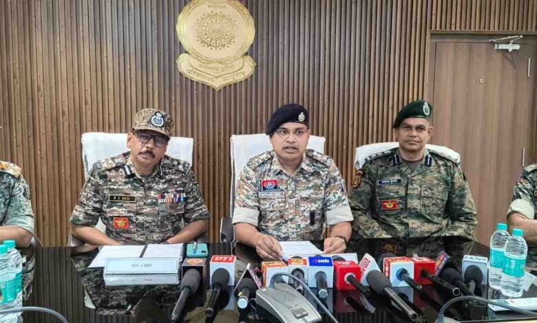 बीजापुर मुठभेड़ पर प्रेसवार्ता : एसपी, डीआईजी और कोबरा कमांडेंट ने दी अभियान की विस्तृत जानकारी