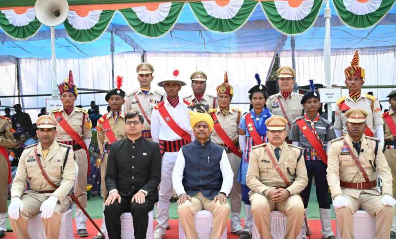 देशभक्ति और उल्लास के रंग में रंगा बीजापुर, मुख्य अतिथि केदार कश्यप ने फहराया राष्ट्रीय ध्वज देशभक्ति और उल्लास के रंग में रंगा बीजापुर, मुख्य अतिथि केदार कश्यप ने फहराया राष्ट्रीय ध्वज