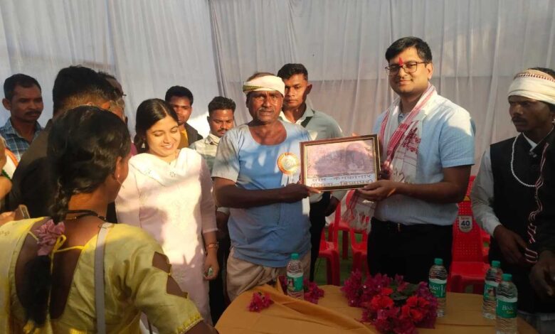 बीहड़ रास्तों और नदी-नाले पार कर सुदूर गांव कमकानार पहुंचे कलेक्टर और सीईओ जिला पंचायत बीहड़ रास्तों और नदी-नाले पार कर सुदूर गांव कमकानार पहुंचे कलेक्टर और सीईओ जिला पंचायत