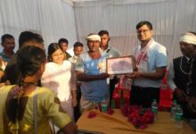 बीहड़ रास्तों और नदी-नाले पार कर सुदूर गांव कमकानार पहुंचे कलेक्टर और सीईओ जिला पंचायत