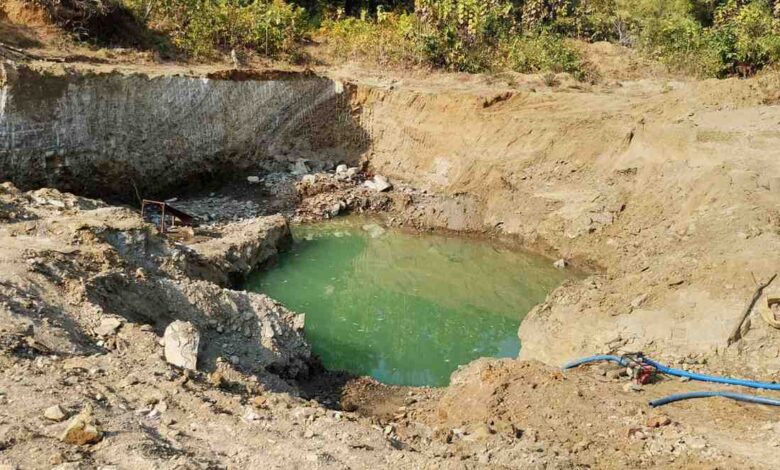 कुचनूर कोरंडम खदान पर उठे सवालों के बाद खनिज विभाग ने दी सफाई कुचनूर कोरंडम खदान पर उठे सवालों के बाद खनिज विभाग ने दी सफाई