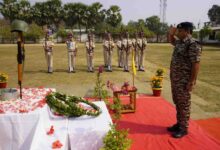 पुलवामा हमले की 7वीं बरसी पर सीआरपीएफ 219 बटालियन इंजरम मुख्यालय में शहीदों को श्रद्धांजलि