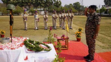 पुलवामा हमले की 7वीं बरसी पर सीआरपीएफ 219 बटालियन इंजरम मुख्यालय में शहीदों को श्रद्धांजलि