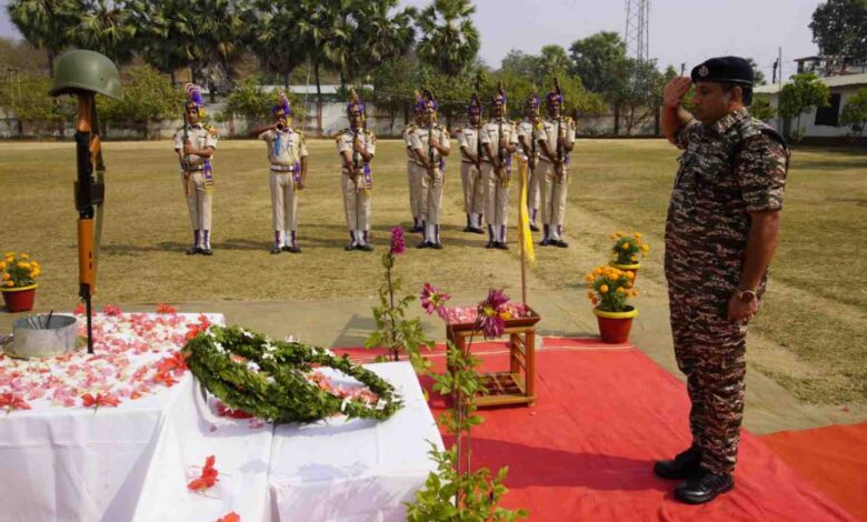 पुलवामा हमले की 7वीं बरसी पर सीआरपीएफ 219 बटालियन इंजरम मुख्यालय में शहीदों को श्रद्धांजलि