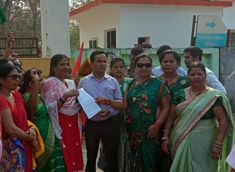 50 वर्षों की सेवा के बाद भी आंगनबाड़ी कार्यकर्ताओं को नहीं मिला सम्मानजनक वेतन 50 वर्षों की सेवा के बाद भी आंगनबाड़ी कार्यकर्ताओं को नहीं मिला सम्मानजनक वेतन