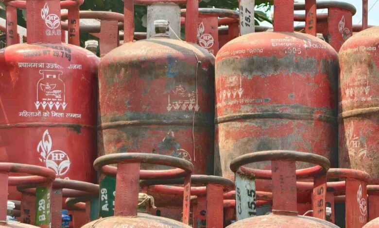 बड़ी कार्रवाई : होटल, रेस्टोरेंट और ढाबों पर छापा, 28 घरेलू गैस सिलेंडर जब्त