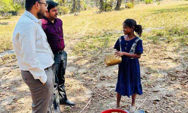 महुआ बीन रही बच्ची तक पहुंचे कलेक्टर, नन्हें कदमों को दिलाई स्कूल की राह
