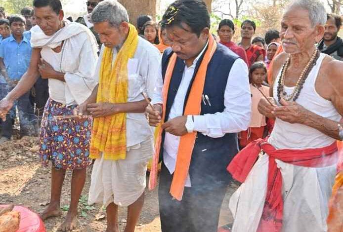 बस्तर सांसद महेश कश्यप ने बकावंड क्षेत्र में करोड़ों के विकास कार्यों का किया भूमिपूजन बस्तर सांसद महेश कश्यप ने बकावंड क्षेत्र में करोड़ों के विकास कार्यों का किया भूमिपूजन