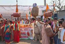 वादा 500 का, हकीकत 2500 भी कम – महंगाई और गैस संकट पर सड़कों पर उतरीं महिलाएं