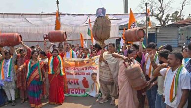 वादा 500 का, हकीकत 2500 भी कम – महंगाई और गैस संकट पर सड़कों पर उतरीं महिलाएं