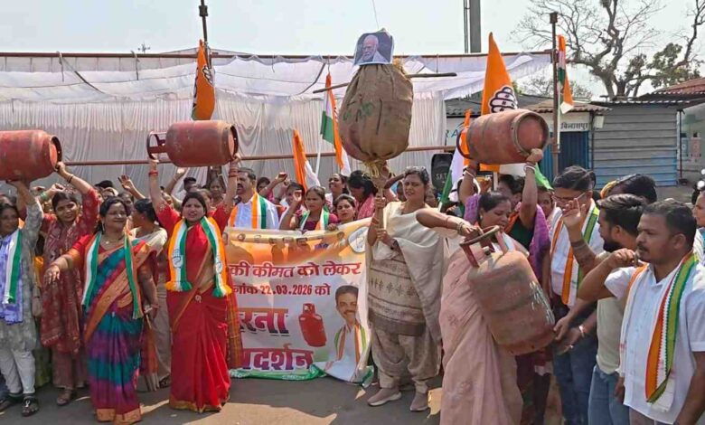 वादा 500 का, हकीकत 2500 भी कम – महंगाई और गैस संकट पर सड़कों पर उतरीं महिलाएं वादा 500 का, हकीकत 2500 भी कम – महंगाई और गैस संकट पर सड़कों पर उतरीं महिलाएं