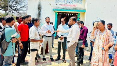 आजादी के बाद पहली बार पोरो-परिया पहुंचे कलेक्टर, गांवों में घर-घर जाकर लिया विकास कार्यों का जायजा