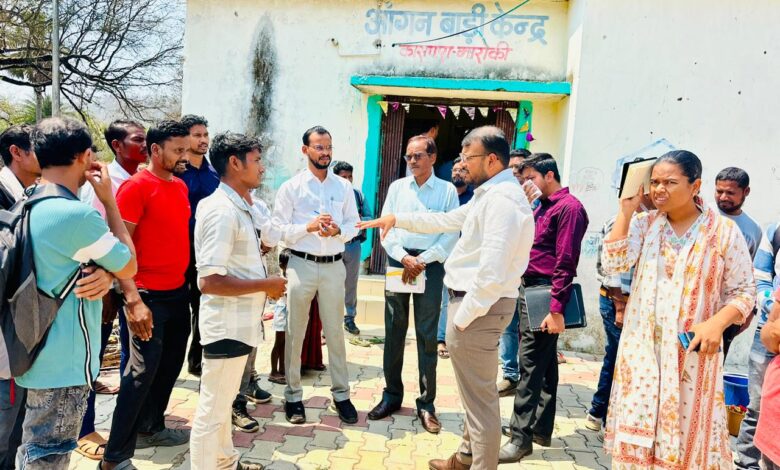 आजादी के बाद पहली बार पोरो-परिया पहुंचे कलेक्टर, गांवों में घर-घर जाकर लिया विकास कार्यों का जायजा