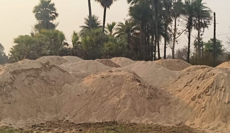 इंद्रावती नदी से अवैध रेत उत्खनन पर उठे सवाल, दोषियों पर कड़ी कार्रवाई की मांग इंद्रावती नदी से अवैध रेत उत्खनन पर उठे सवाल, दोषियों पर कड़ी कार्रवाई की मांग