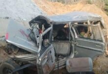 NH-30 पर दर्दनाक हादसा: मजदूरों से भरी बोलेरो नाले में गिरी, महिला की मौत