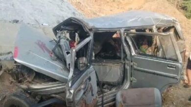 NH-30 पर दर्दनाक हादसा: मजदूरों से भरी बोलेरो नाले में गिरी, महिला की मौत