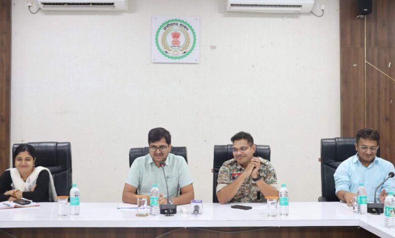 वैश्विक मुद्दों के बीच स्थानीय सवालों की गूंज, बैठक में बदला चर्चा का रुख