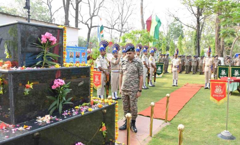 नयापारा में 85वीं बटालियन सीआरपीएफ ने श्रद्धा के साथ मनाया शौर्य दिवस नयापारा में 85वीं बटालियन सीआरपीएफ ने श्रद्धा के साथ मनाया शौर्य दिवस