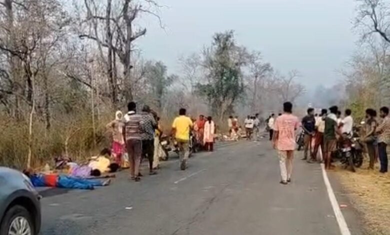 मजदूरों से भरी पिकअप पलटी, 40 घायल; 13 की हालत गंभीर, हायर सेंटर रेफर मजदूरों से भरी पिकअप पलटी, 40 घायल; 13 की हालत गंभीर, हायर सेंटर रेफर