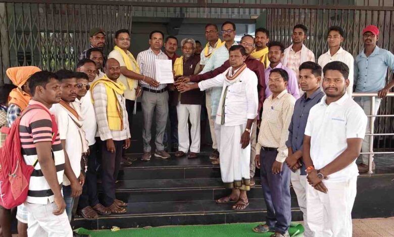 बस्तर के विस्थापितों की घर वापसी से स्थानीय भर्ती तक—सर्व आदिवासी समाज ने सीएम के नाम सौंपा ज्ञापन बस्तर के विस्थापितों की घर वापसी से स्थानीय भर्ती तक—सर्व आदिवासी समाज ने सीएम के नाम सौंपा ज्ञापन