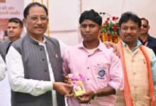 सीएम विष्णु देव साय ने सुकमा के पुनर्वास केंद्र का किया अवलोकन, पुनर्वासितों से किया संवाद