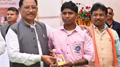 सीएम विष्णु देव साय ने सुकमा के पुनर्वास केंद्र का किया अवलोकन, पुनर्वासितों से किया संवाद