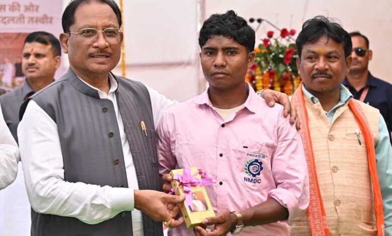 सीएम विष्णु देव साय ने सुकमा के पुनर्वास केंद्र का किया अवलोकन, पुनर्वासितों से किया संवाद सीएम विष्णु देव साय ने सुकमा के पुनर्वास केंद्र का किया अवलोकन, पुनर्वासितों से किया संवाद